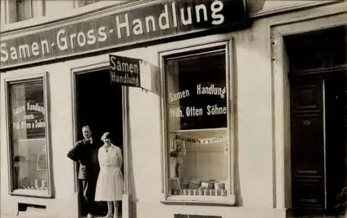 Foto Ak Verkäufer vor einem Geschäft, Samen-Handlung Wilh. Otten Söhne, Schaufenster