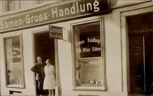 Foto Ak Verkäufer vor einem Geschäft, Samen-Handlung Wilh. Otten Söhne, Schaufenster