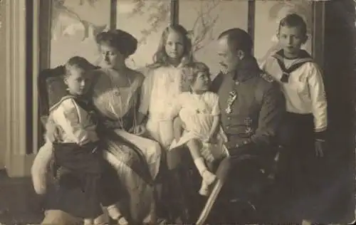 Foto Ak Herzog Karl Eduard von Sachsen-Coburg-Gotha mit Familie, Portrait