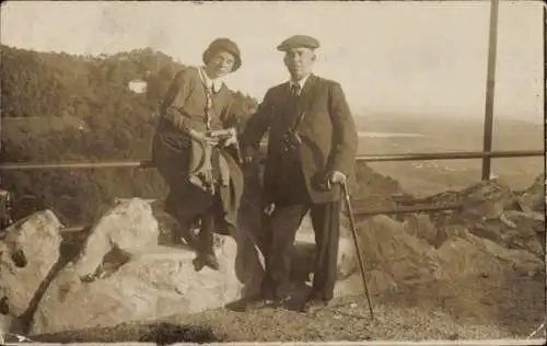 Foto Ak Italien?, Aussichtspunkt, Frau, Mann