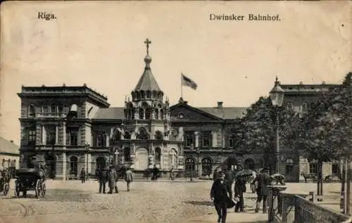 Ak Riga Lettland, Blick auf den Dwinsker Bahnhof, Straßenseite, Passanten