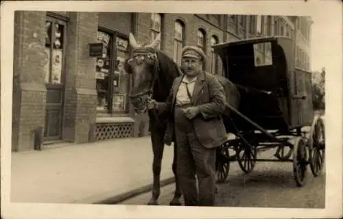 Foto Ak Springe am Deister, Kutschwagen, Geschäft