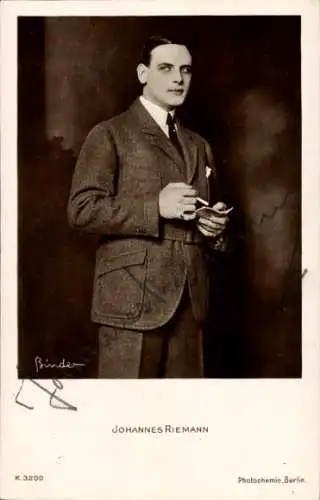 Ak Schauspieler Johannes Riemann, Standportrait, Autogramm, Zigarettenetui, Photochemie K 3200