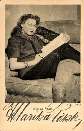 Ak Schauspielerin Marika Rökk, Portrait, Autogramm, Buch, Sessel