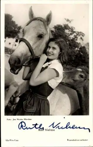 Ak Schauspielerin Ruth Niehaus, Portrait, Pferd, Fohlen, Autogramm
