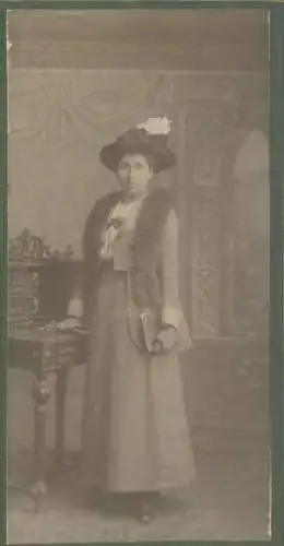 Foto Standportrait einer Frau mit Pelzstola