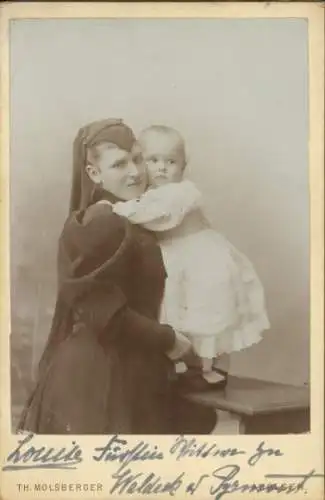 Kabinett Foto Louise Fürstin Witwe zu Waldeck-Pyrmont mit Kind, Autograph