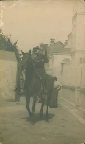 Foto Angers Maine et Loire, Französischer Soldat auf einem Pferd