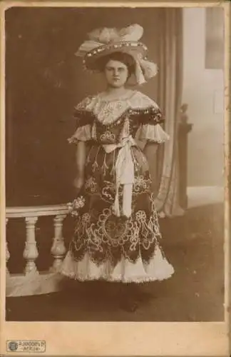 Kabinett Foto Berlin, Frau in einem bestickten Kleid mit Hut