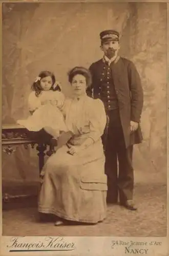 Kabinett Foto Nancy Lothringen Meurthe et Moselle, Mann in Uniform mit Frau und Tochter, Portrait