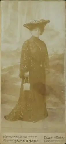 Kabinett Foto Essen im Ruhrgebiet Nordrhein Westfalen, Frau mit Hut und Handtasche, Portrait