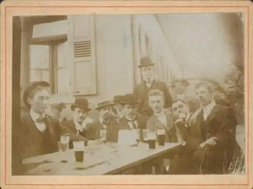 Studentika Foto Erstein Elsass Bas Rhin, Studenten in einem Gasthaus, um 1905