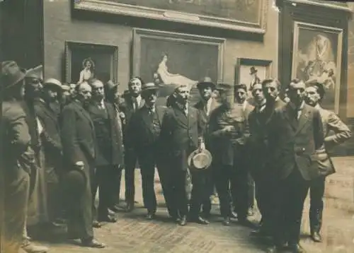 Studentika Foto Paris, Studenten in einem Museum 1919