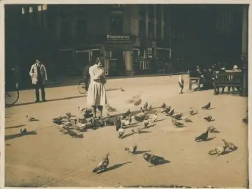 Foto Hamburg Mitte Altstadt, Frau füttert Tauben, Eisenwarenhandlung, Neue Burg 23