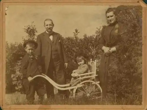 Foto Familienportrait, Kleinkind im Kinderwagen, Junge, Eltern