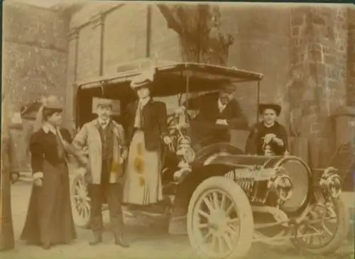 Foto Männer und Frauen mit einem Automobil, Priester