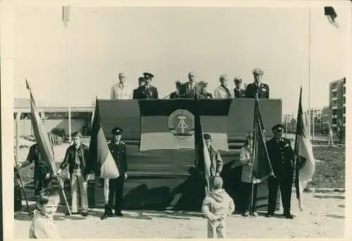 Foto Dranske auf Rügen, DDR Flagge, NVA Soldaten, Politiker