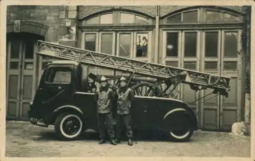 Foto Feuerwehrmänner mit Leiterwagen