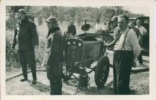 Foto Feuerwehrmänner, Löschschlauch, Motorspritze