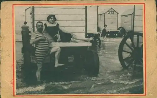 Foto Mann und Frau in Badeanzügen, Badewagen