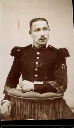 Kabinett Foto Carcassonne Aude, Französischer Soldat in Uniform, Hufeisen als Ärmelzeichen