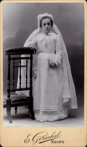 Kabinett Foto Reims Marne, Standportrait von einem Mädchen, Kommunion
