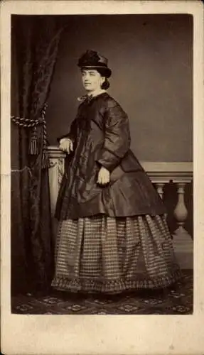 Kabinett Foto Portrait einer eleganten jungen Frau mit Hut