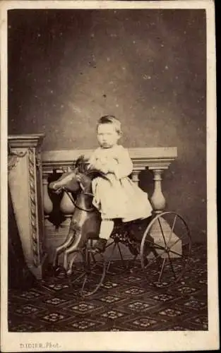 Kabinett Foto Luneville Lothringen Meurthe et Moselle, Kind auf einem Dreirad in Pferdeform