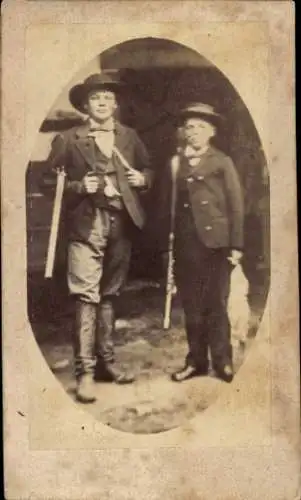 Foto Zwei Jungen mit Gewehren nach der Jagd, Portrait