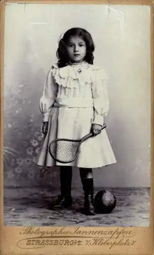 Kabinett Foto Strasbourg Straßburg Elsass Bas Rhin, Mädchen mit Tennisschläger und Ball, Portrait