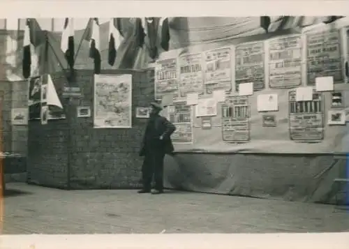 Foto Provins Seine et Marne, Zeitungen an einer Wand, Fahnen