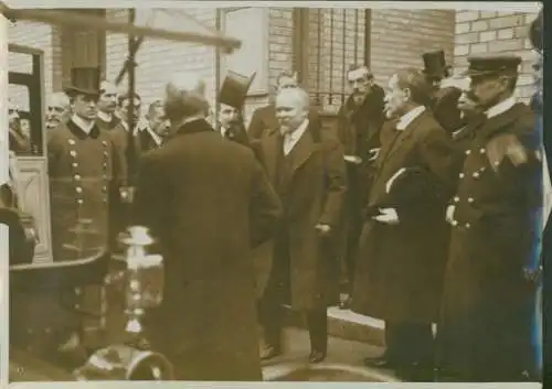 Foto Raymond Poincaré weiht 1913 die Apotheke Léon Bourgeois ein