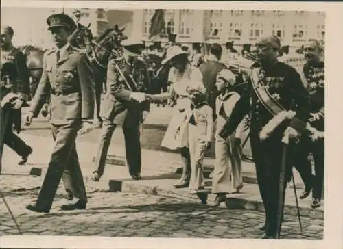 Foto Brüssel Brüssel, König Leopold III. und Prinz Baudouin verlassen die Kirche Sainte Gudule
