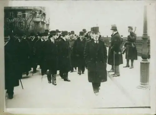 Foto Budapest Ungarn, La Greve Generale, membres de l'opposition 1913