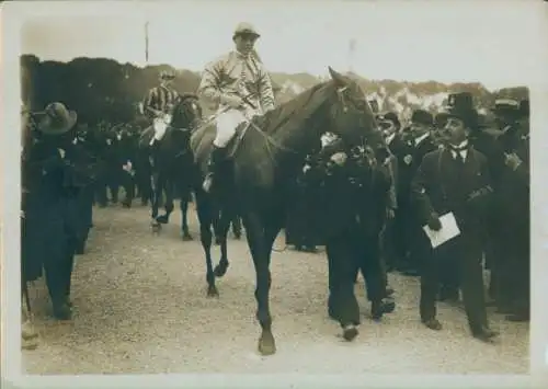 Foto Jockey auf einem Rennpferd, Pferderennen