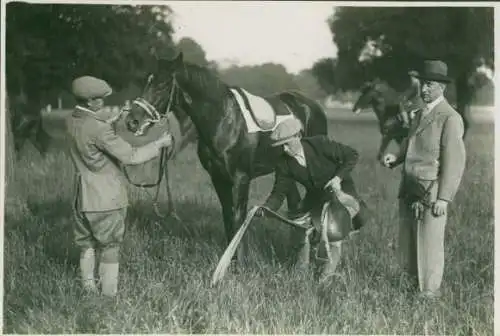 Foto Männer mit einem Pferd, Pferderennsport, 1941