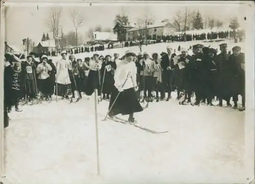 Foto Frauen bei einem Skirennen 1910