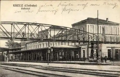 Ak Krzyż Wielkopolski Kreuz an der Ostbahn Posen, Bahnhof, Gleisseite