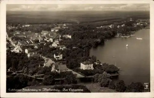 Ak Fürstenberg an der Havel, Blick auf den Ort mit Schwedtsee, Fliegeraufnahme