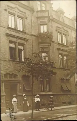Ak Offenbach am Main Hessen, Straßenpartie, Wohnhaus, Frauen