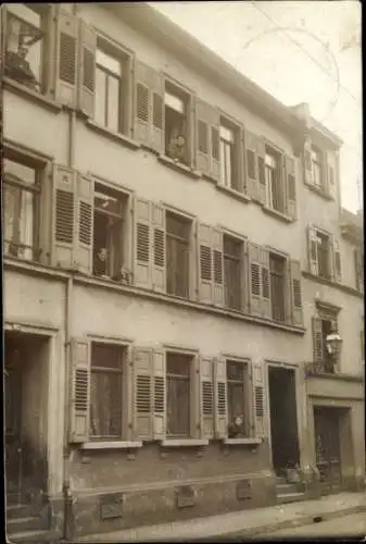 Foto Ak Bingen am Rhein, Straßenpartie mit Wohnhaus