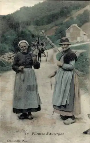 Ak Frauen in Auvergne-Tracht