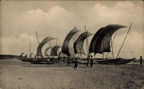 Ak Ceylon Sri Lanka, Fischerboote am Strand