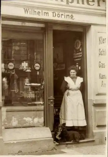 Foto Ak Berlin Prenzlauer Berg, Bauklempnerei Wilhelm Döring, Schliemannstraße 46, Frau, Hund