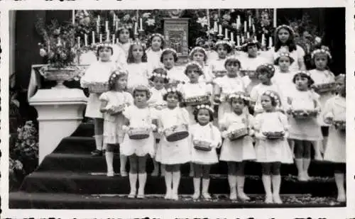 Foto Ak Mädchen in weißen Kleidern in einer Kirche ?, 1938