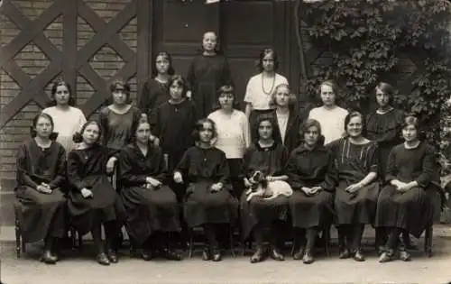 Foto Ak Gruppenaufnahme junger Frauen vor einem Haus