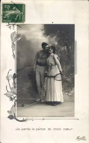 Ak Liebespaar am Netz auf einem Tennisplatz