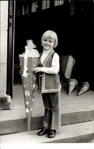 Foto Ak Glückwunsch Einschulung, Mädchen mit Schulranzen und Zuckertüte 1972