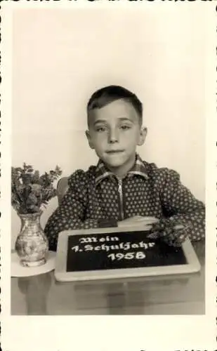 Foto Ak Glückwunsch Einschulung, Junge mit Schiefertafel 1958