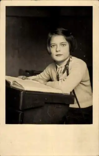 Foto Ak Mädchen in der Schule am Schreibpult